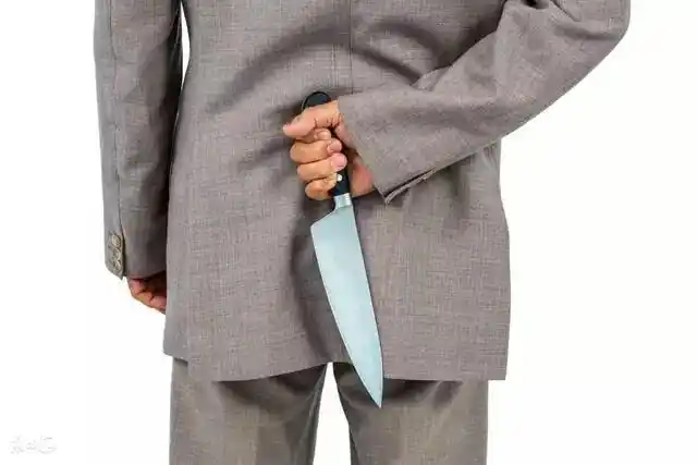 有些人,当面一套背后一刀,别太善良,因为人只会挑软柿子捏