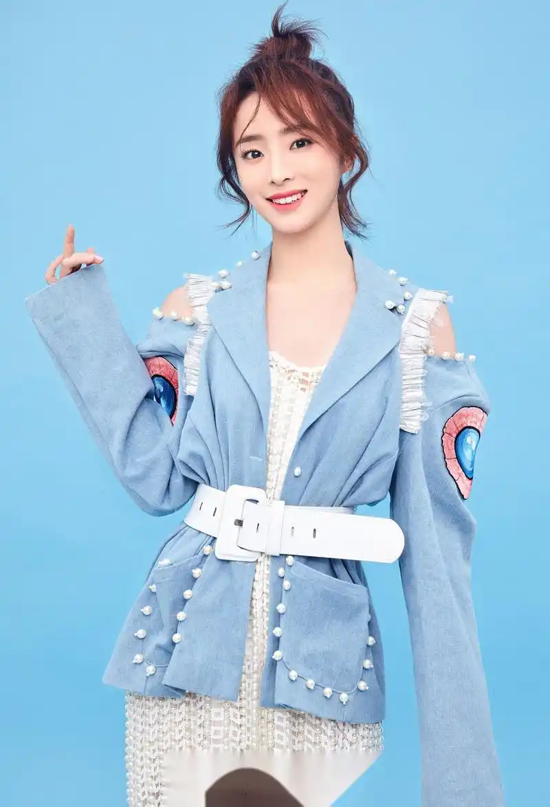 【胡冰卿曝冰蓝系写真 灵动俏皮风格百变】近日,气质小花胡冰卿曝光一