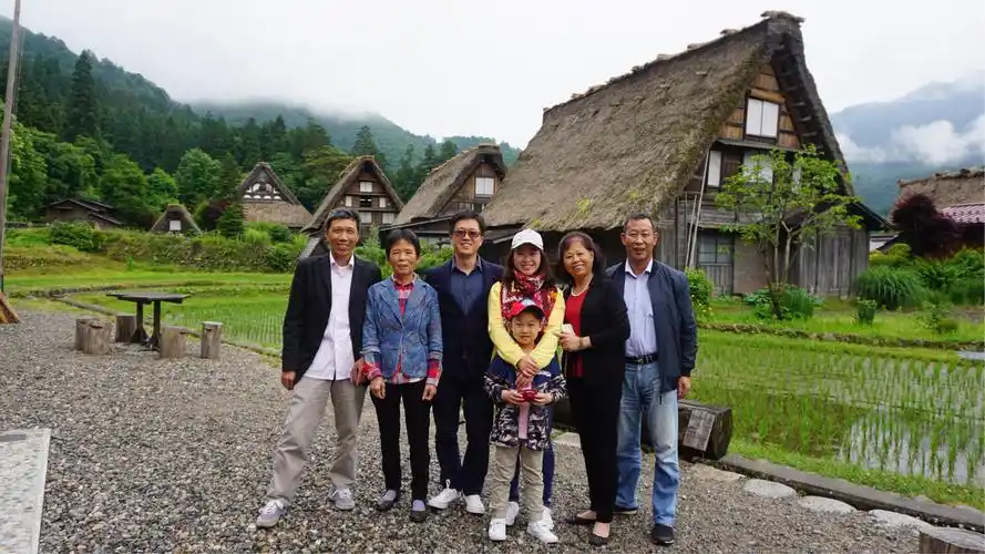 领队帮忙拍的全家福,算是全家出游最好的纪念吧.