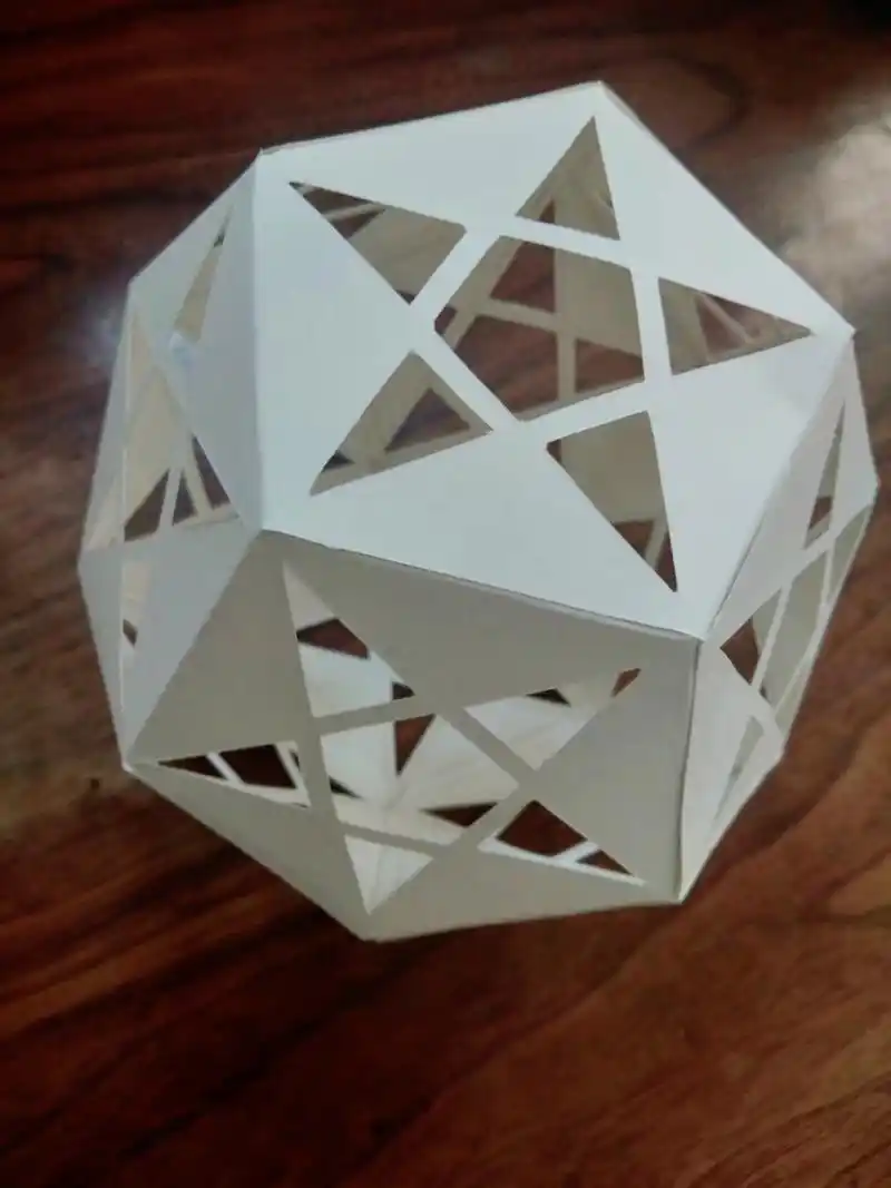 首先画一个正五边形,不能保证画的很正就可以试试我用的方法 2.