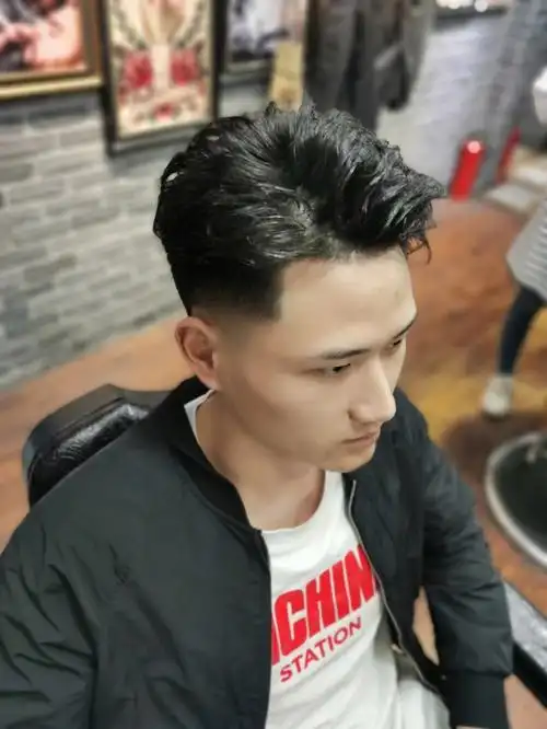 男士侧后背随意分发型