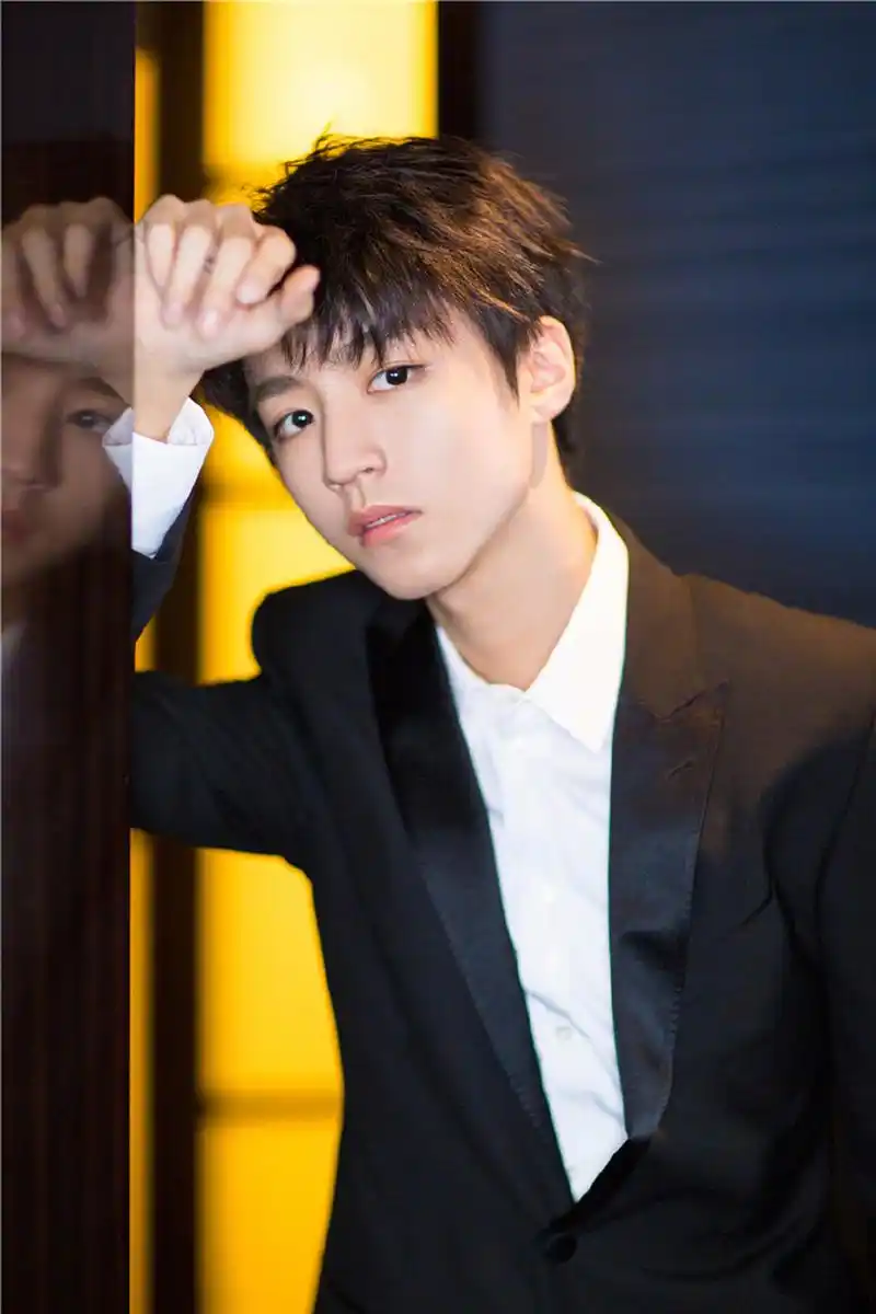 鹿晗关晓彤是通过朋友介绍认识的.  2.