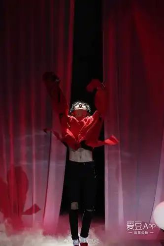 tfboys新闻170310易烊千玺快本花絮照出炉健硕腹肌正面曝光