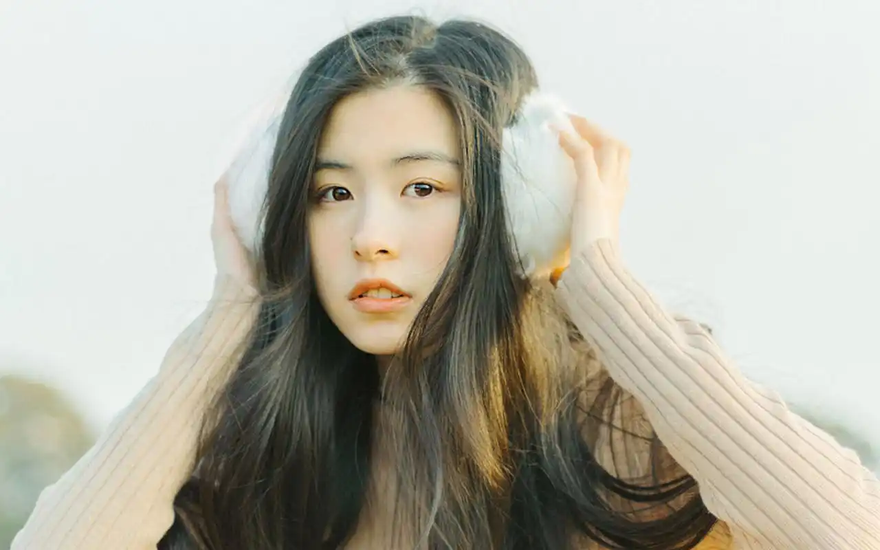 长发及腰气质美女户外写真图片桌面壁纸