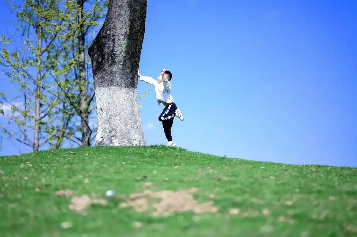 奔跑的小男孩#宜宾约拍 #儿童摄影 #天空的颜色 #宝宝拍照 - 抖音