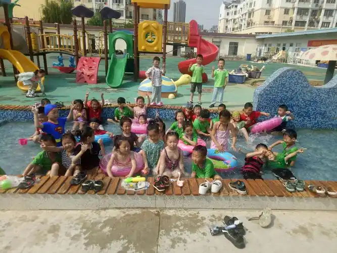 众兴实验小学幼儿园大三班—— 玩水趣味多之游泳篇