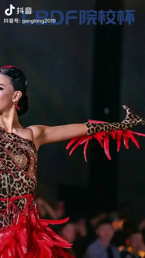还是比较喜欢红色的舞服王崇墨李茉晗 cbdf天津院校杯 拉丁舞