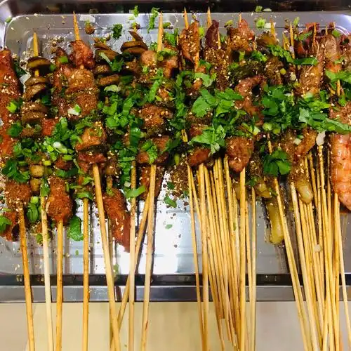 串串就是两个人也可以吃出几十种菜品的那种,看到视频是不是特别想到