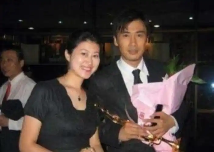 柳云龙走红前就已结婚,妻子同其恩爱20年,长相平平却是贤内助