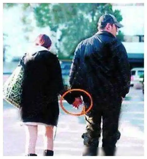 黄维德谈与伊能静牵手,泪流满面,事业尽毁,掀起舆论热议