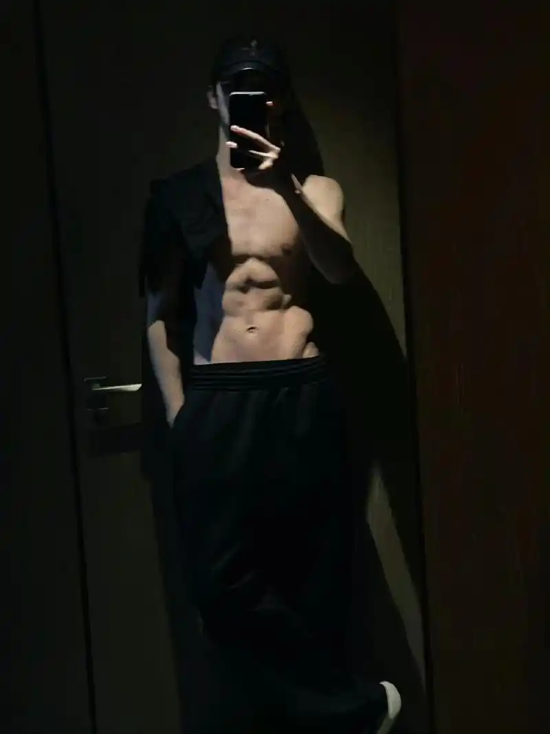 内娱男明星像许凯这样卷起来吧#许凯晒一次腹肌奖励自己两个汉堡