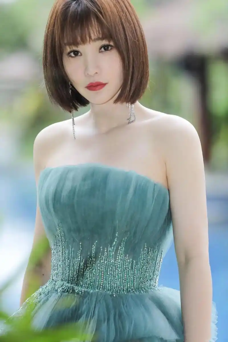 有一种"气质猛涨"叫柳岩剪短发,万人迷变知性女郎,差点认不出_手机