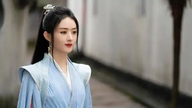 照#赵丽颖 在新剧《与凤行》中的撑伞剧照,展现了独特的古风侠客造型