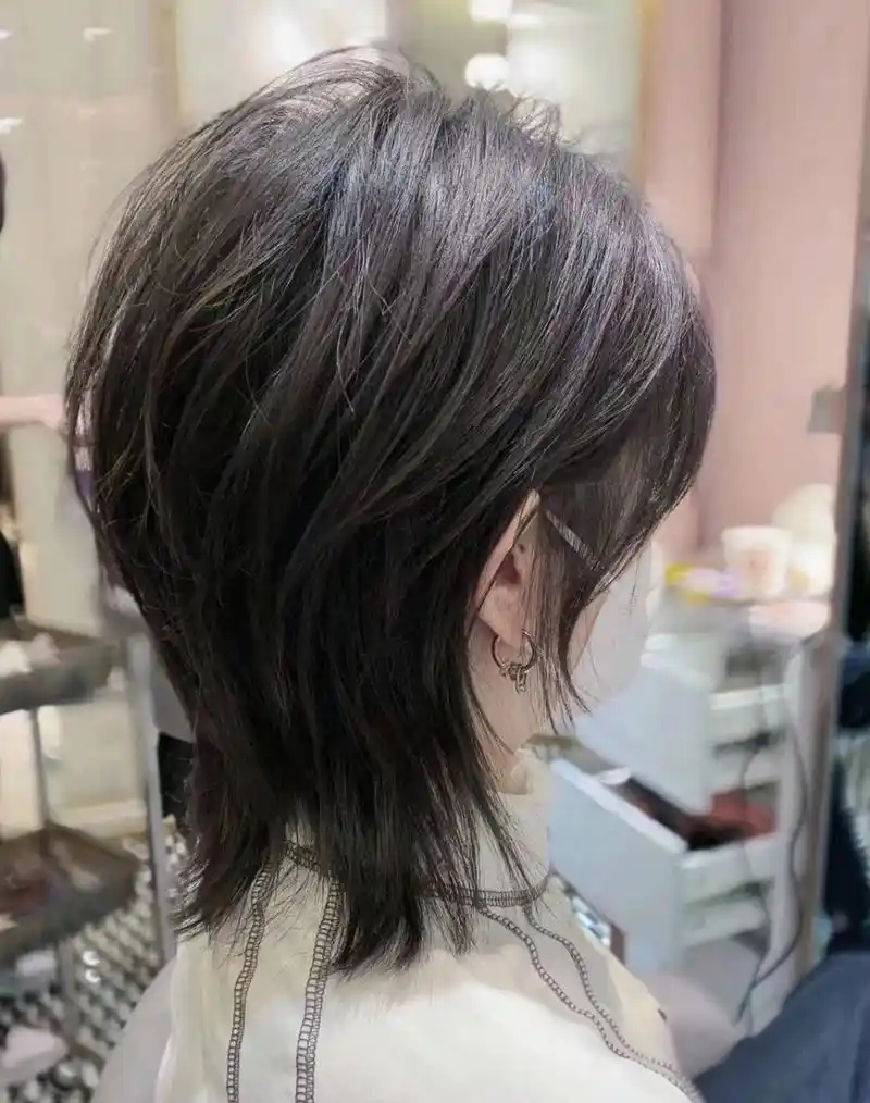 狼尾鲻鱼头很适合喜欢酷感少年发型的小姐姐,比普通的短发看起来讣抖