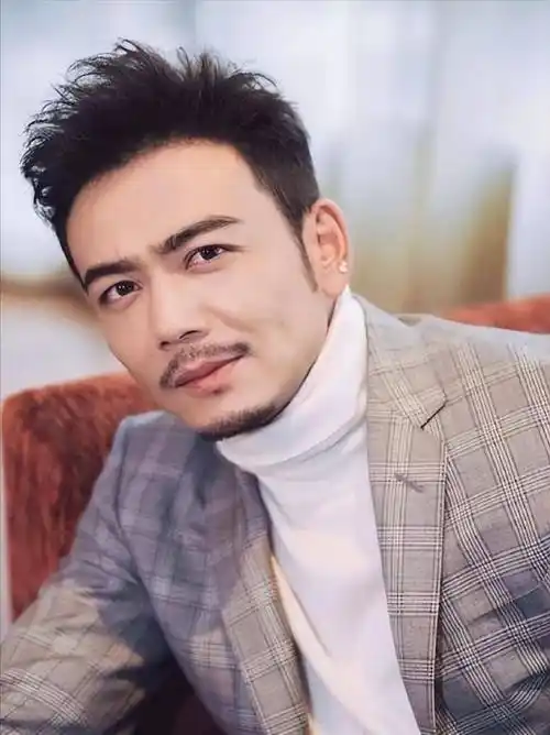 "硬汉杨烁为何突然淡出视线?一探究竟背后的真相!"_形象_妻子_观众