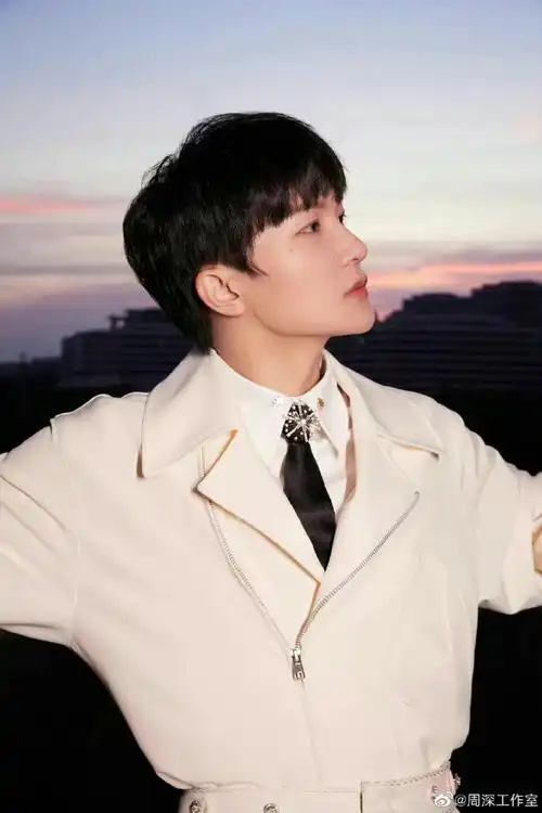 白t搭配牛仔裤,清爽帅气,期待周深的舞台#周深第七次东方风云榜彩排照