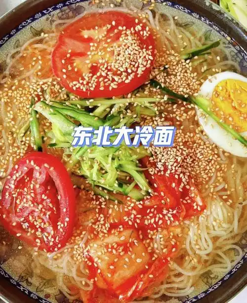 「传统朝鲜冷面做法」97做法:1将准备材料都准备好,黄瓜切丝,辣椒
