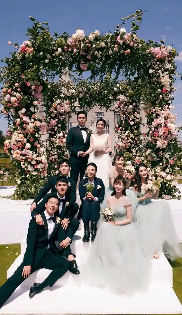 原创马思纯婚礼过渡兴奋笑成傻大姐跪地抱大腿毫无形象画风太抢眼