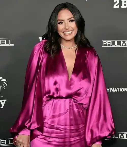 科比的遗孀瓦妮莎打扮得很年轻漂亮,很多男士都想追求她,改嫁吧_男子