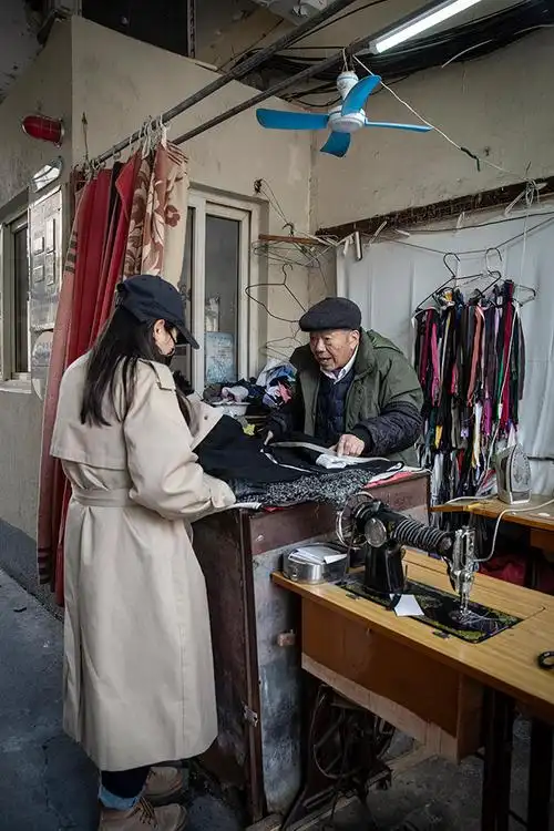 21岁那年从老家宁波来到上海,在城隍庙的时装店当过裁缝,也曾给客人