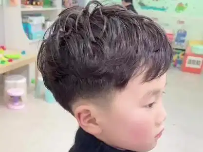 10岁男孩发型2023流行发型_2021年10岁男孩发型_2020年十岁男孩流行的