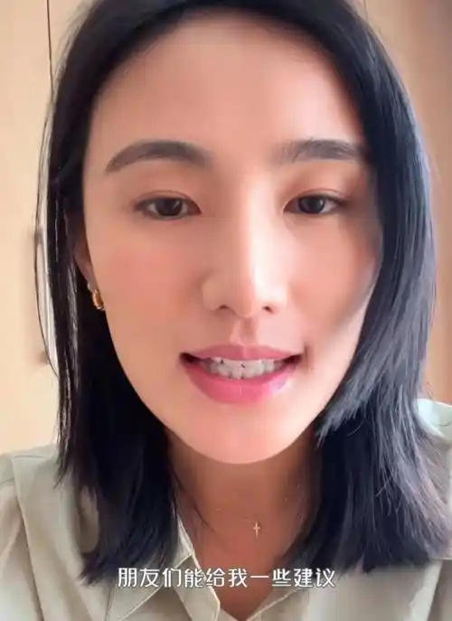 李亚鹏妻子想要直播带货,两人不同看法引热议,网友建议学董洁_对方