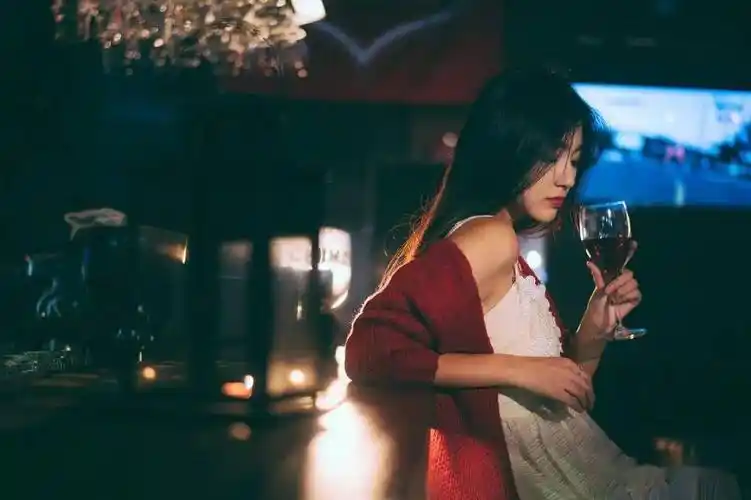 泪蛋蛋掉在酒杯杯里当下走红网络陕北民歌抖音神曲让人沉醉众多当红