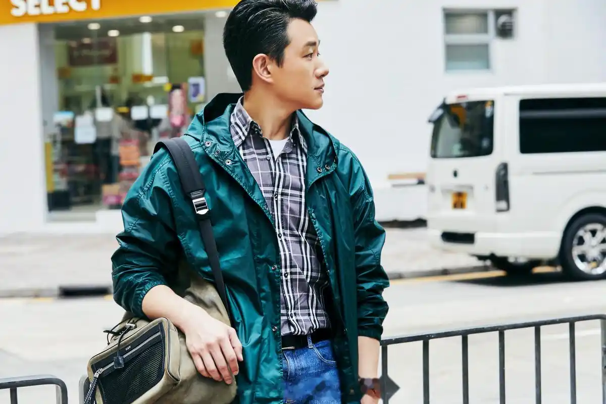 近日,佟大为最新香港街拍大片曝光,佟大为身穿云杉绿风衣外套,搭配tod