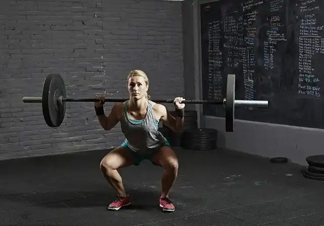 要知道一个专业的力量举运动员,需要从小学习深蹲动作,好几年后才能