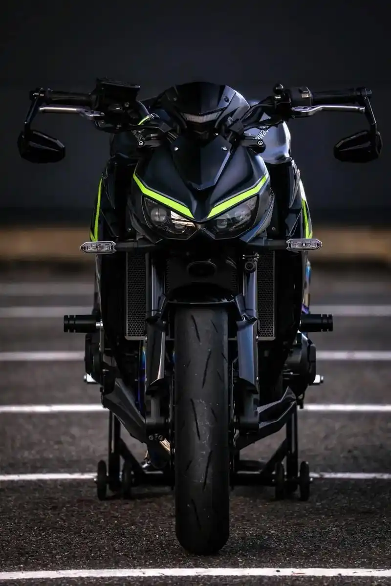 川崎z1000 大蟒蛇   重达220kg,最高车速为29 - 抖音