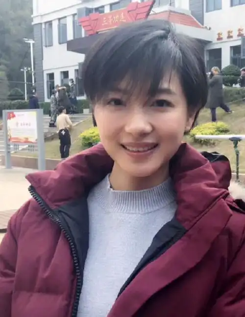 能把七重人格演到精分的万茜,原来还是个铁打的女兵专业户