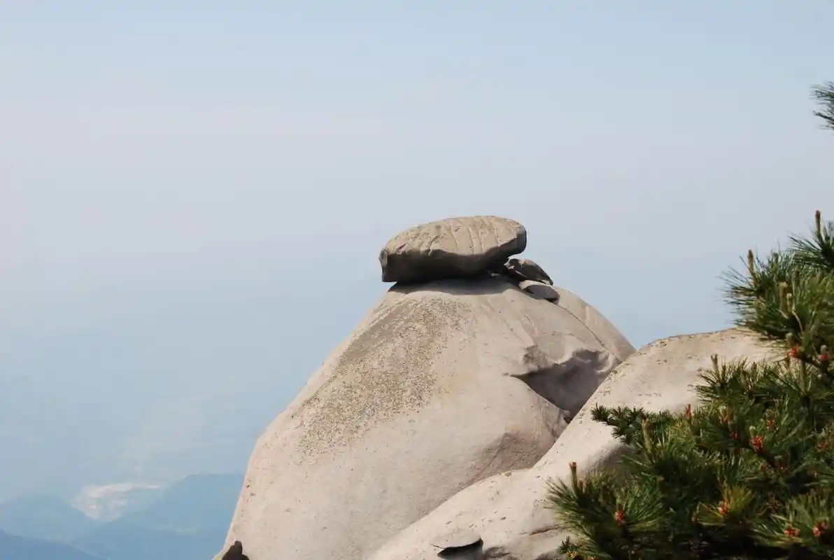 天柱山的飞来峰是景区内的第三高峰,也是坐索道上山后所见的第一座