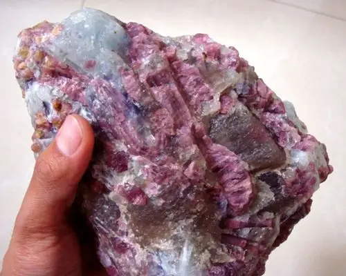 工艺品,礼品 工艺品 宝石工艺品 正品纯天然红碧玺原石 绿柱石蓝云母