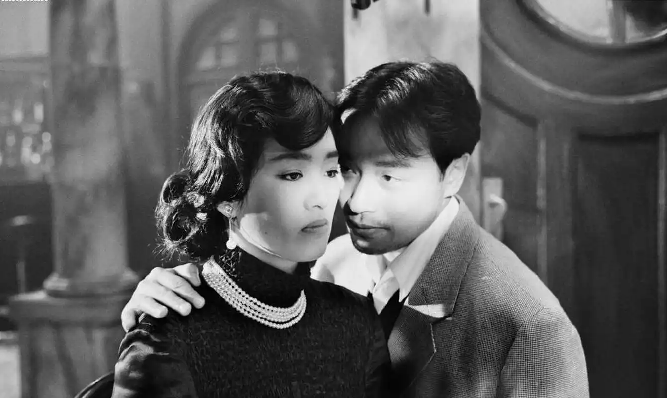 张国荣,巩俐爱情电影《风月》全片流动着古色古香的东方式情调,风格