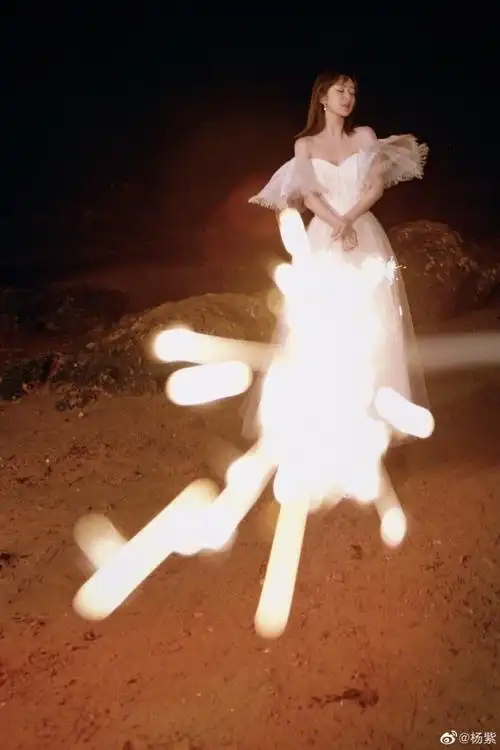 杨紫晒海边沙滩烟花大片穿公主裙仙气飘飘