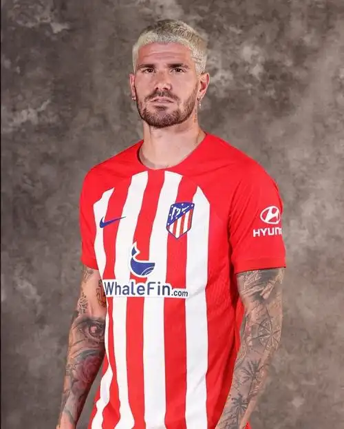 马竞公布新赛季球衣格列兹曼德保罗担任模特