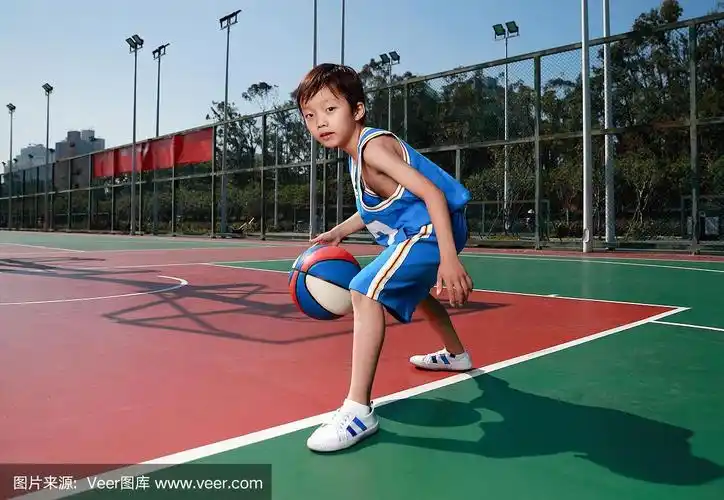 可爱的小男孩在打篮球