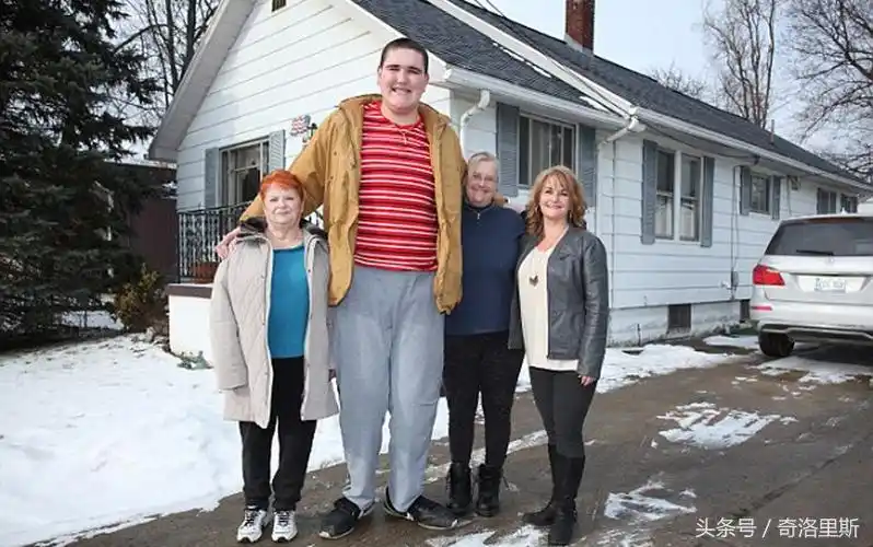 美国男孩患有巨人症才19岁身高已经23米对未来充满恐惧