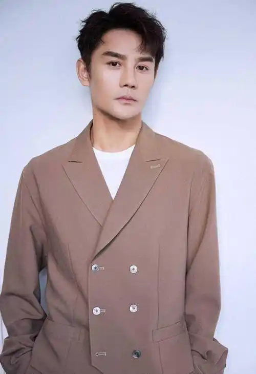 42岁的王凯,在继胡歌之后,已经走上了演员的另一条大道