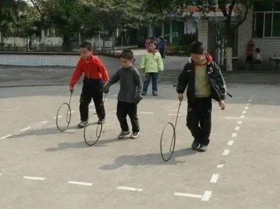 几组童年照片,勾起80后的回忆,有样东西爱不释手!