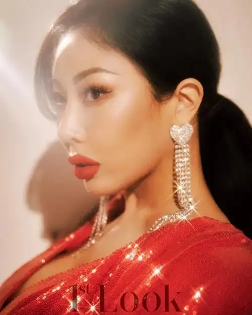 最新,jessi登上韩国时尚杂志《1st look》封面,却一改以往风格,走起了