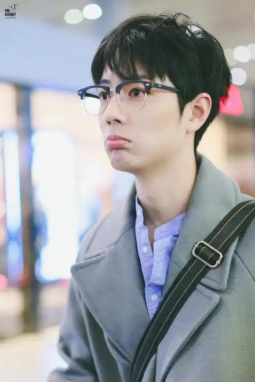 肖战#嘟嘟嘴的兔子队长,真的可爱到犯规好想亲哭他#肖战的那年今照