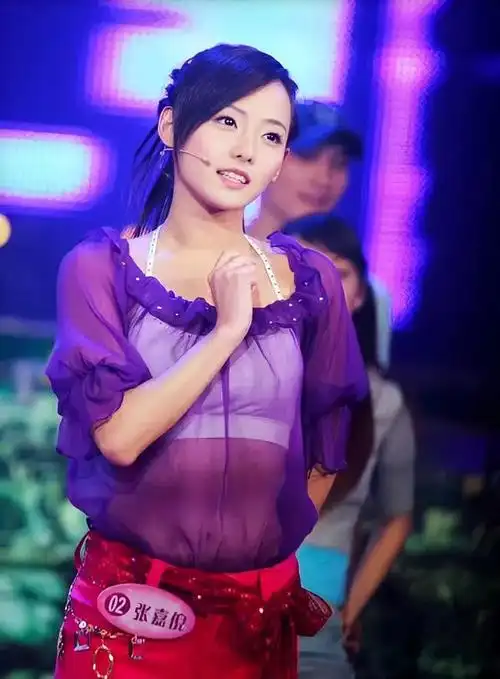 张嘉倪"寻找紫菱"选秀生图,皮肤白皙眼神清澈,网友:颜值巅峰