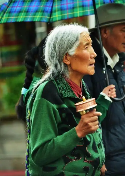 拉萨,八廓街,那些触动心灵的朝拜者令人钦佩