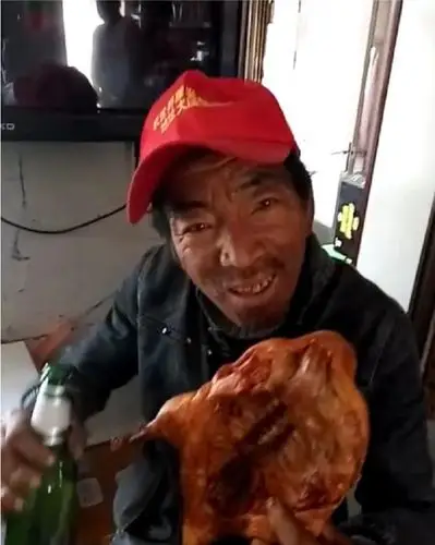 监狱里生活了十几年的莫磊变的是完全一个人了,让他彻底蜕变让人惧怕