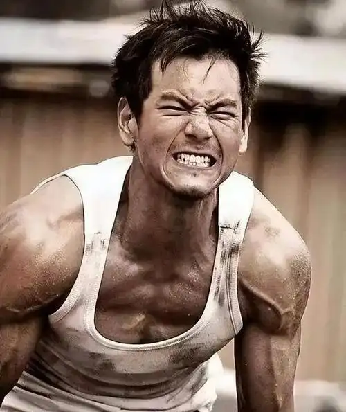 彭于晏法国遛狗!42岁的他身材很好,很高很帅,清爽阳光不油腻!