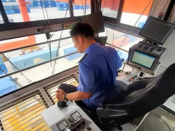 帅,"稳准狠"的90后龙门吊司机