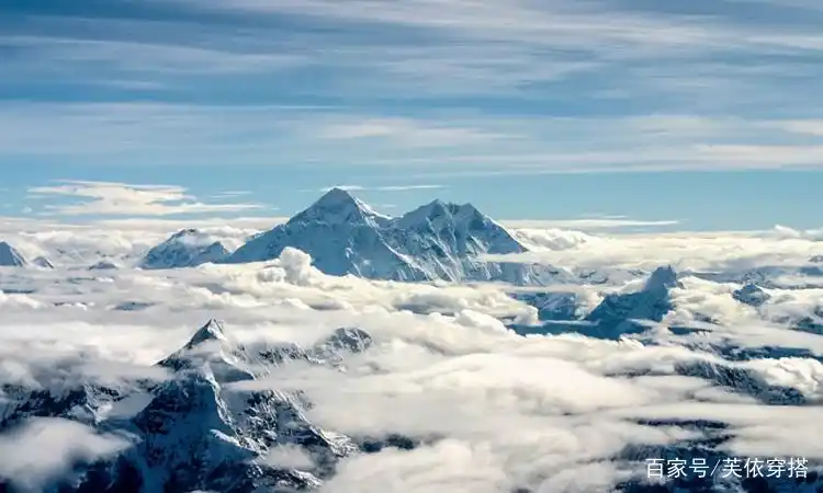 这处山景山体挺拔,真是太美了!大山的美厚重而秀丽.