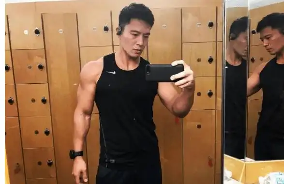 43岁香港男星安志杰携儿子拜年身材健硕犹如小伙定居美国仍期待演戏