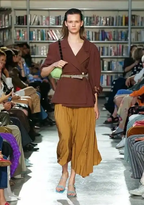 2021年的秋冬流行色已经出炉了!早穿早时髦